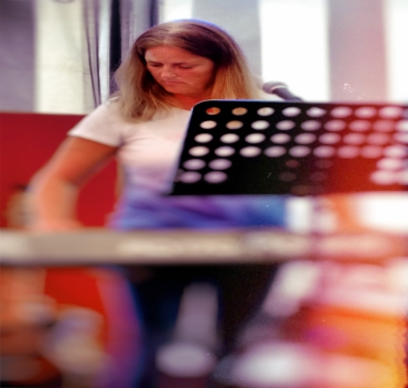 Beloved-Child spielt Lieder in der Worship Band-1