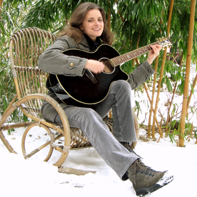 beloved-child spielt Gitarre im Schnee 